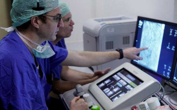 Holger Nef taking part in the first robot-assisted intervention in Germany