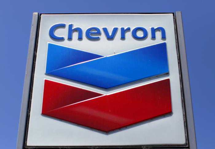 A Chevron gas station sign is seen in Del Mar, California, in this April 25, 2013 file photo. REUTERS/Mike Blake//File Photo/File Photo