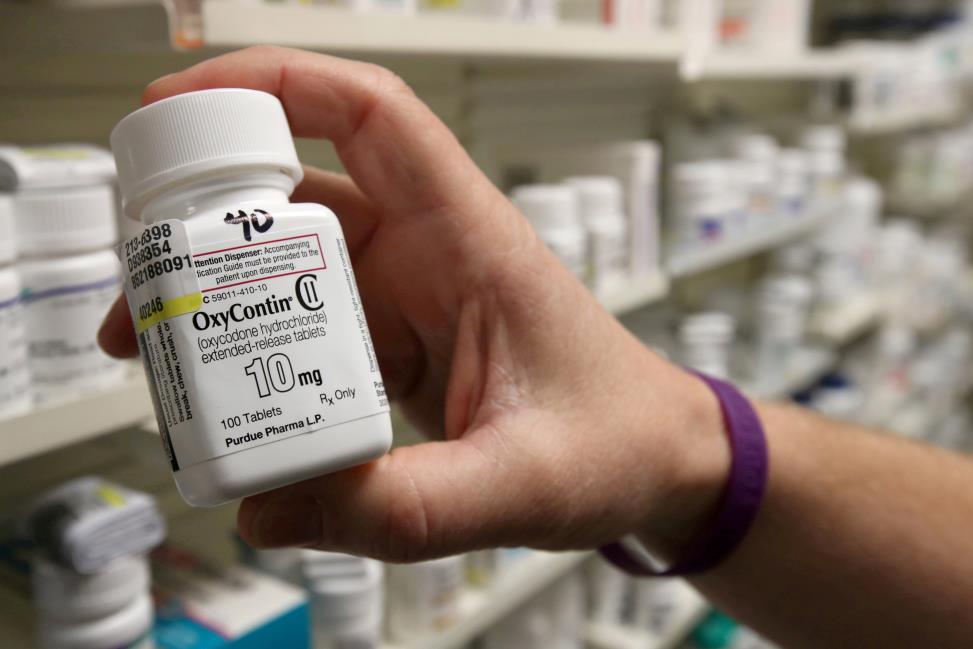 A pharmacist holds a bottle OxyCo<em></em>ntin made by Purdue Pharma, at a pharmacy in Provo, Utah, U.S., May 9, 2019.  REUTERS/George Frey/File Photo