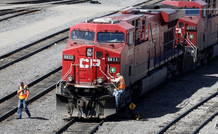  A Canadian Pacific Railway crew works on their train at the CP Rail yards in Calgary, Alberta, April 29, 2014. REUTERS/Todd Korol