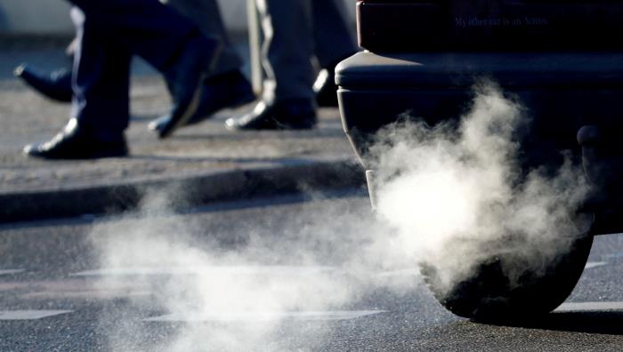 An exhaust pipe of a car is pictured on a street in a Berlin, Germany, February 22, 2018. REUTERS/Fabrizio Bensch/File Photo