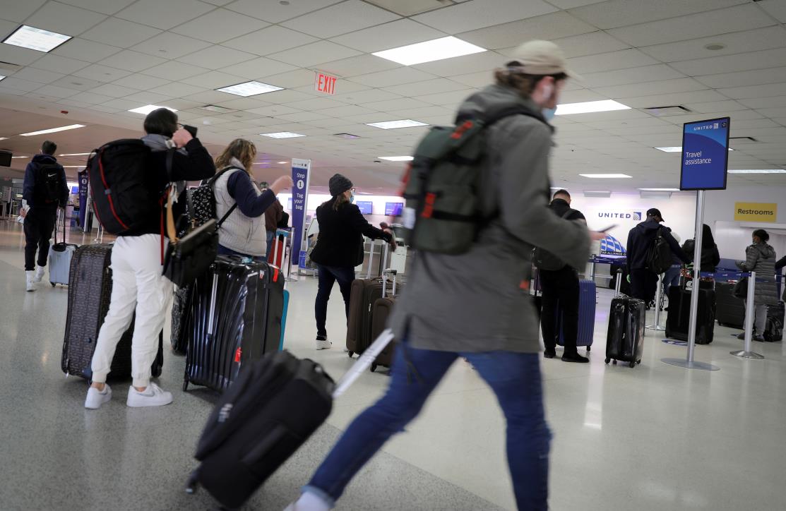 Travelers pack a United Airlines check-in area ahead of the Thanksgiving holiday at Newark Internatio<em></em>nal Airport in Newark, New Jersey, U.S., November 25, 2020. REUTERS/Mike Segar/File Photo