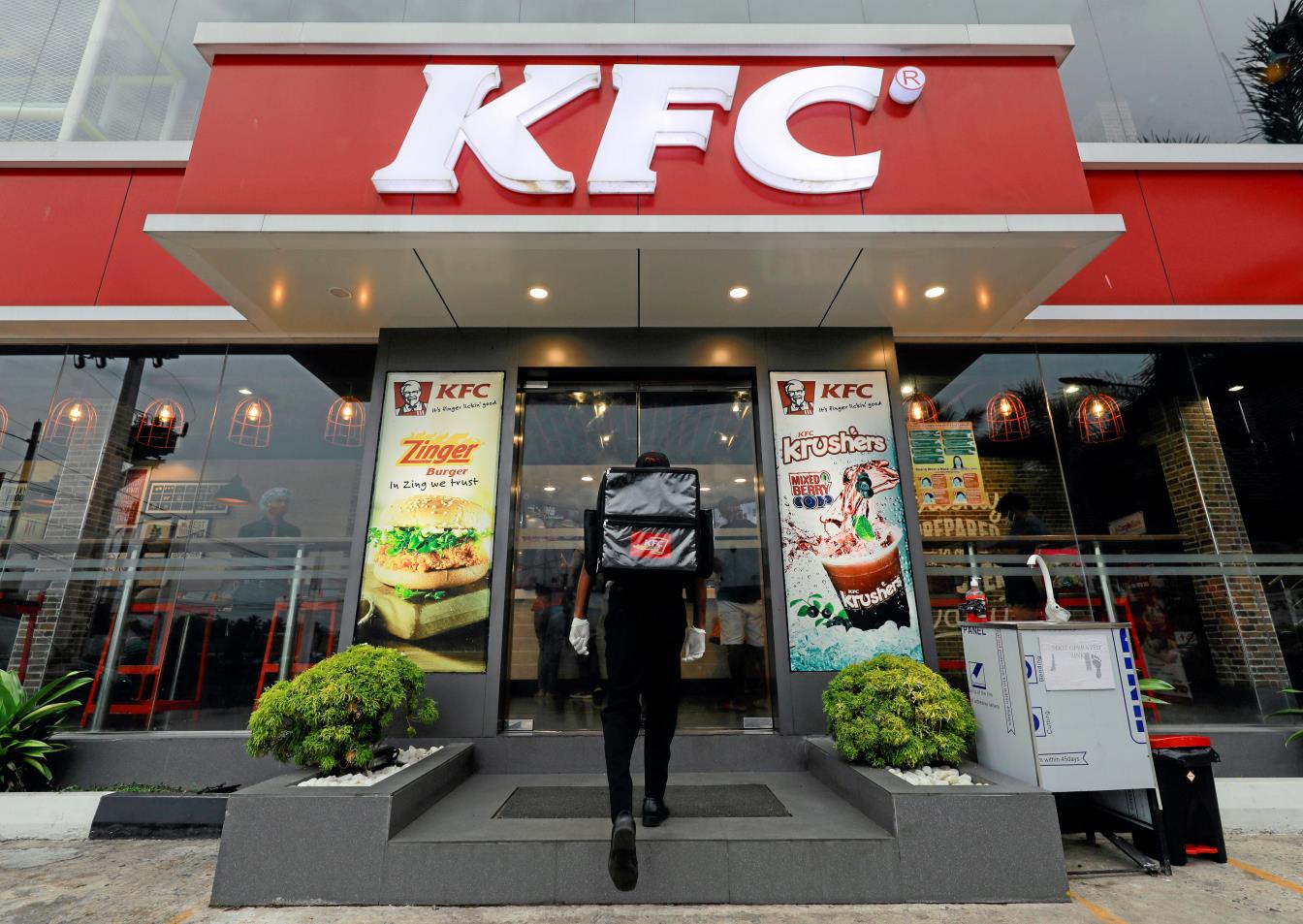 A delivery staff member wearing a protective mask enters a KFC fast food outlet after a delivery, amid co<em></em>ncerns a<em></em>bout the spread of the coro<em></em>navirus disease (COVID-19), in Colombo, Sri Lanka, July 9, 2020. REUTERS/Dinuka Liyanawatt/File Photo