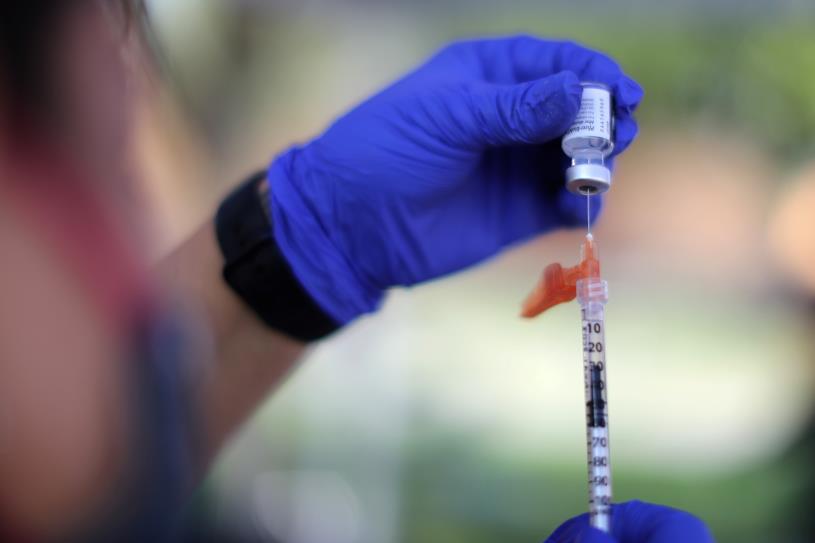 A nurse prepares a Pfizer Bio<em></em>nTech coro<em></em>navirus disease (COVID-19) vaccination as part of a vaccine drive by the Fernandeno Tataviam Band of Mission Indians in Arleta, Los Angeles, California, U.S., August 23, 2021. REUTERS/Lucy Nicholson