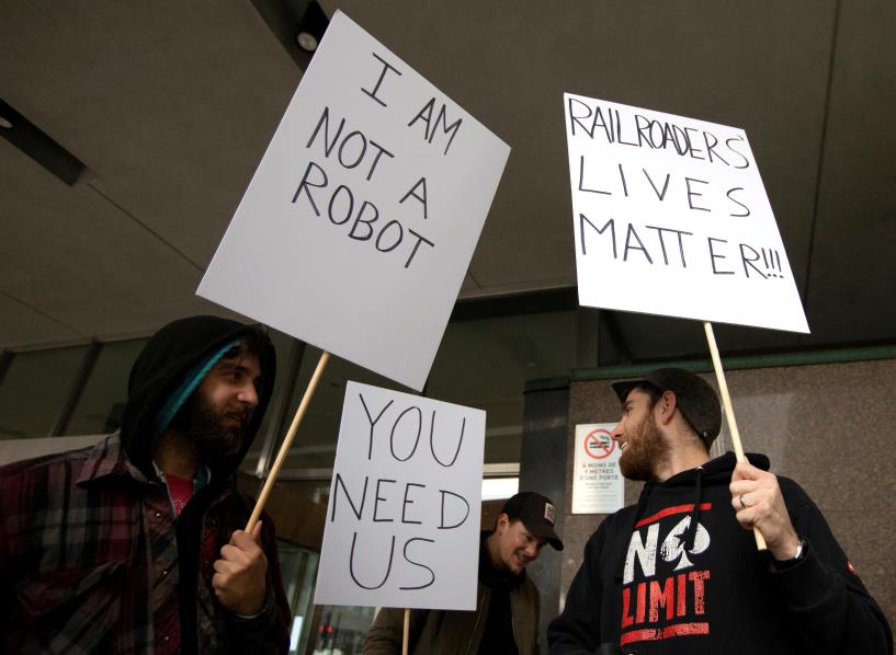 Teamsters Canada unio<em></em>n workers picket outside the headquarters of Canadian Natio<em></em>nal Railway (CN Rail) after both parties failed to resolve co<em></em>ntract issues, in Montreal, Quebec, Canada November 19, 2019.  REUTERS/Christinne Muschi/File Photo