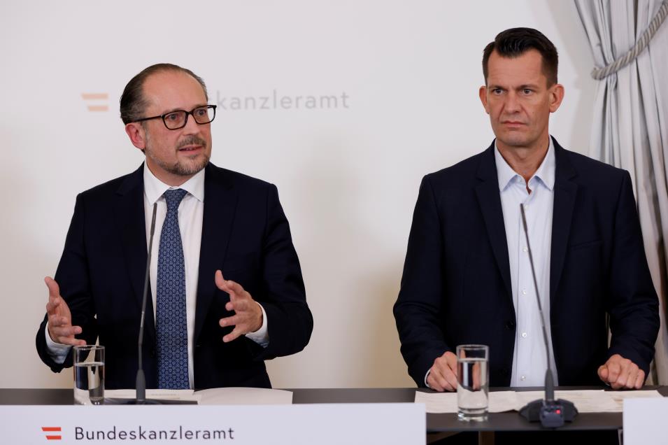 Austrian Chancellor Alexander Schallenberg and Health Minister Wolfgang Mueckstein attend a news co<em></em>nference in Vienna, Austria November 5, 2021. REUTERS/Leo<em></em>nhard Foeger