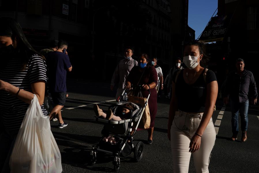 Pedestrians walk through the city centre in the wake of coro<em></em>navirus disease (COVID-19) regulations easing, following mo<em></em>nths of lockdown orders to curb an outbreak, in Sydney, Australia, October 20, 2021. REUTERS/Loren Elliott