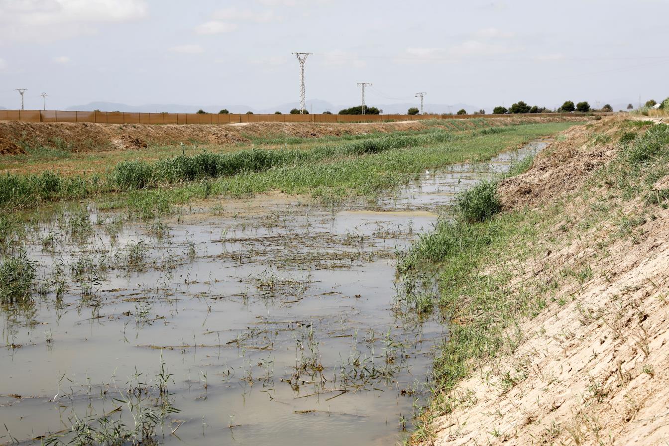 The general view of Rambla del Albujon, the main surface drainage channel in the Cartagena countryside that discharges water into the Mar Menor, in Los Alcazares, Murcia, Spain, August 21, 2021. REUTERS/Eva Manez/File Photo