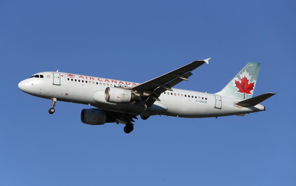 An Air Canada Airbus A320-200 airplane prepares to land at Vancouver's internatio<em></em>nal airport in Richmond, British Columbia, Canada, February 5, 2019.  REUTERS/Ben Nelms/File Photo