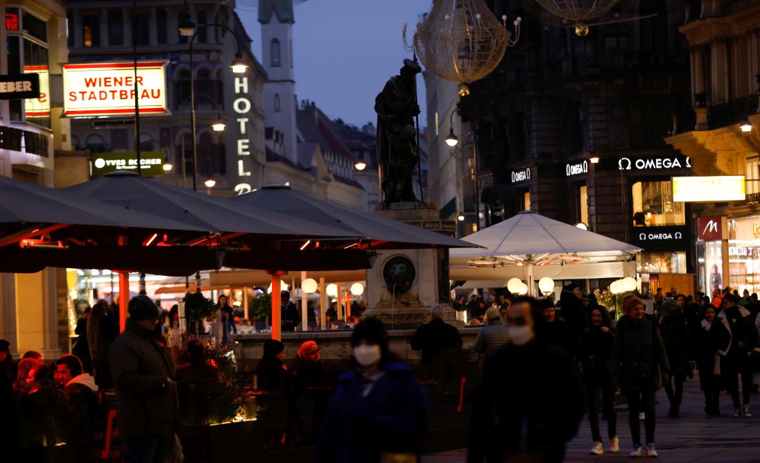 People walk down a pedestrian zone amidst the coro<em></em>navirus disease (COVID-19) outbreak, as Austria's government co<em></em>nsiders imposing a lockdown for people who are not fully vaccinated, in Vienna, Austria November 12, 2021.  REUTERS/Leo<em></em>nhard Foeger