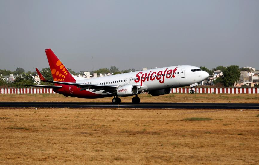 A SpiceJet passenger Boeing 737-800 aircraft takes off from Sardar Vallabhbhai Patel internatio<em></em>nal airport in Ahmedabad, India May 19, 2016. REUTERS/Amit Dave/File Photo