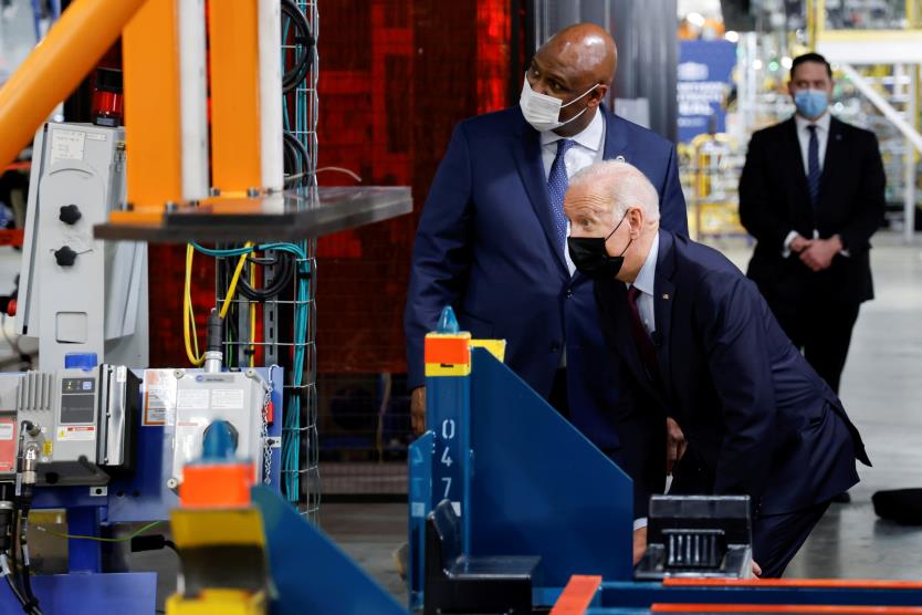 U.S. President Joe Biden visits the production line for the Hummer EV as he tours the General Motors 'Factory ZERO' electric vehicle assembly plant in Detroit, Michigan, U.S. November 17, 2021. REUTERS/Jo<em></em>nathan Ernst