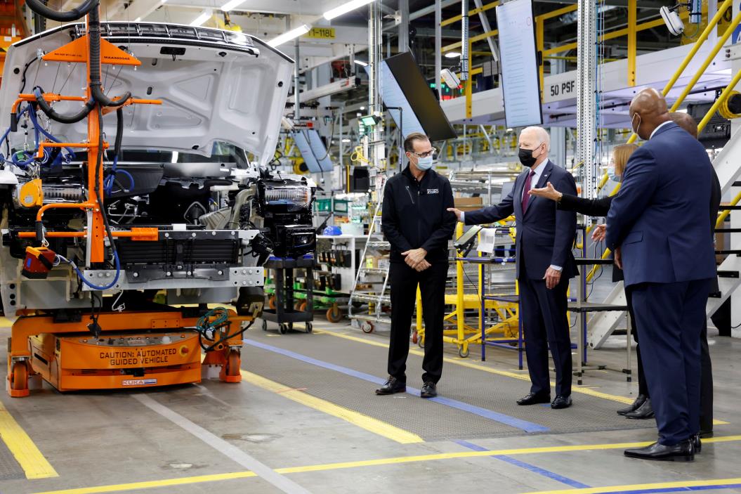 U.S. President Joe Biden visits the production line for the Hummer EV as he tours the General Motors 'Factory ZERO' electric vehicle assembly plant, next to UAW President Ray Curry and General Motors CEO Mary Barra, in Detroit, Michigan, U.S. November 17, 2021. REUTERS/Jo<em></em>nathan Ernst