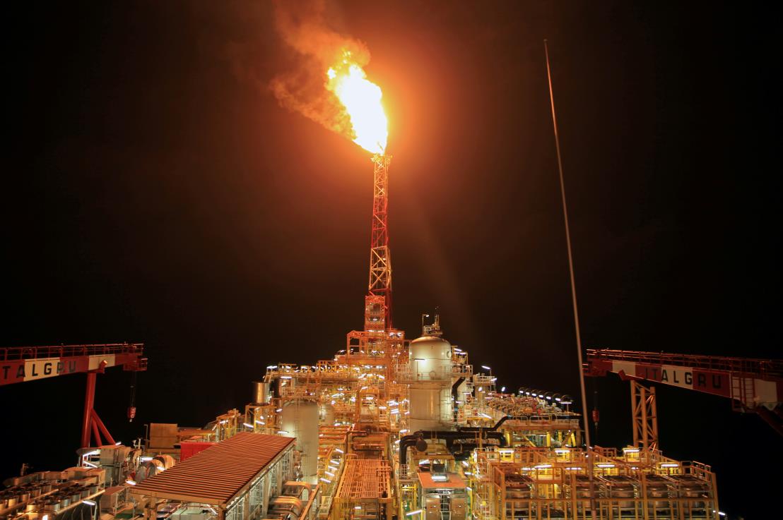 Kaombo Norte floating oil platform is seen at night off the coast of Angola, November 8, 2018.  REUTERS/Stephen Eisenhammer/File Photo