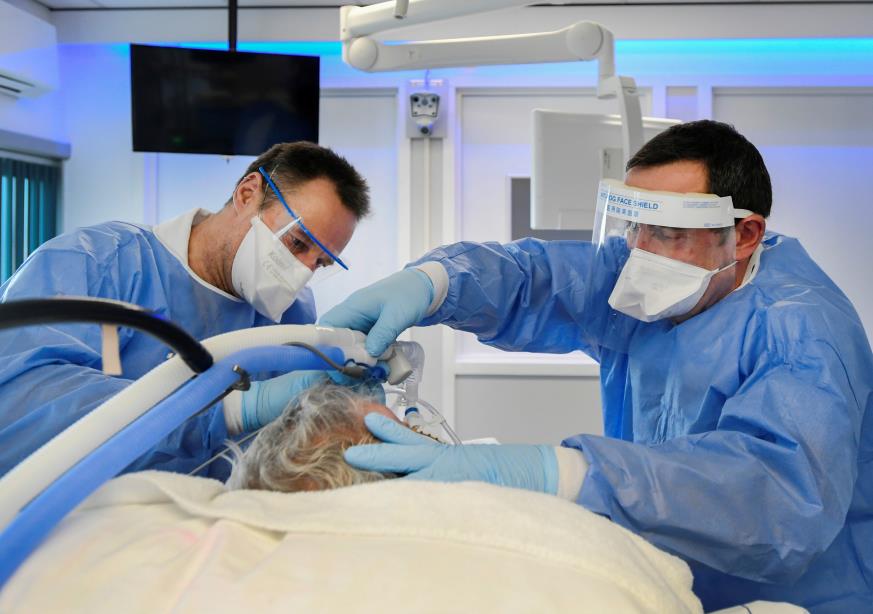 Medics treat a patient infected with COVID-19, in the intensive care unit at Maastricht UMC+ Hospital in Maastricht, Netherlands, November 10, 2020. REUTERS/Piroschka van de Wouw