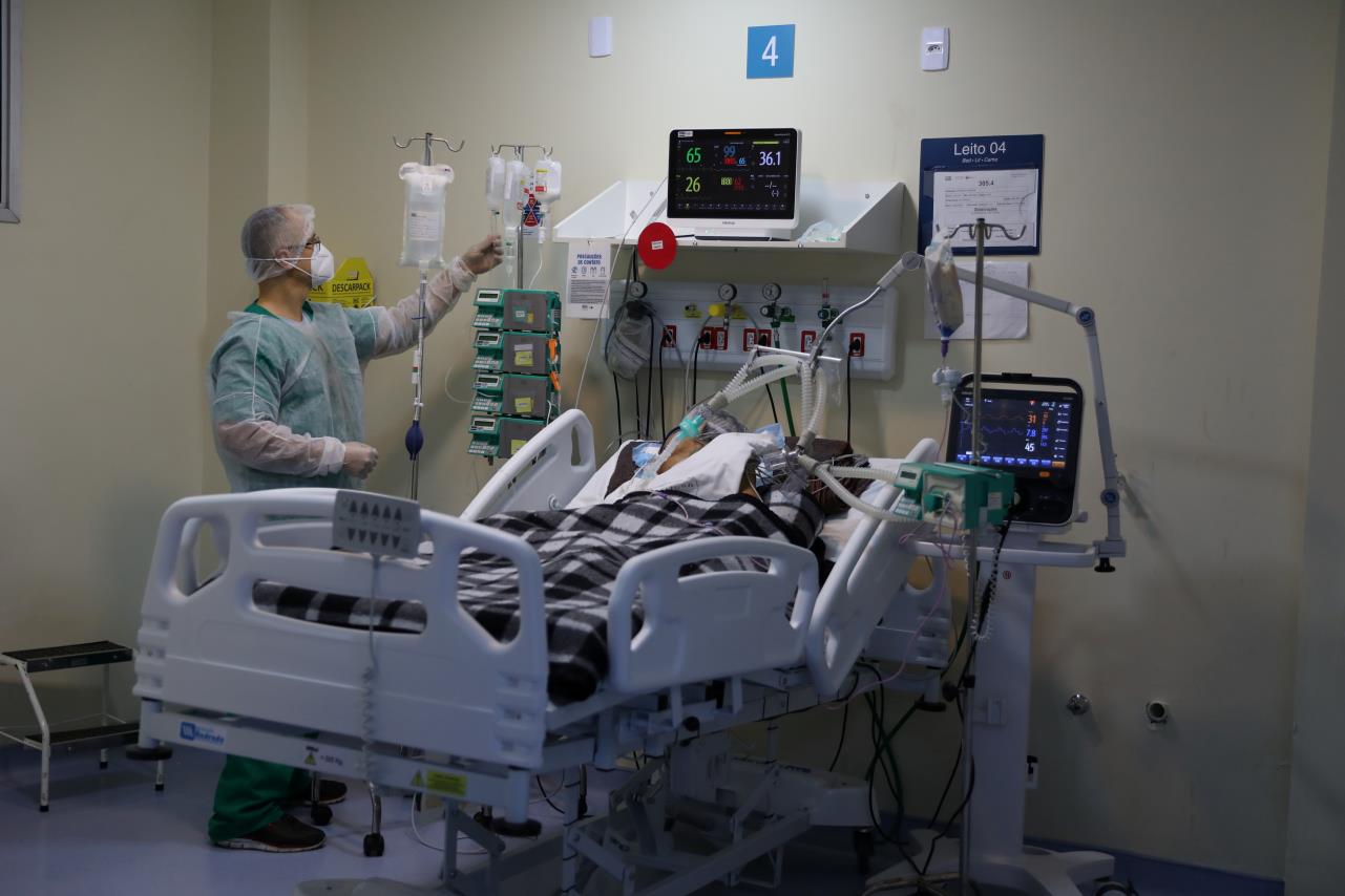 A health worker treats a coro<em></em>navirus disease (COVID-19) patient at the Intensive Care Unit (ICU) in the Ro<em></em>naldo Gazolla Hospital, in Rio de Janeiro, Brazil June 18, 2021. REUTERS/Pilar Olivares