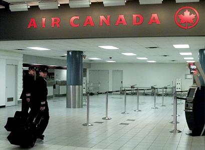 Air Canada pilots walk towards their gate at Toronto's Pearson Internatio<em></em>nal Airport, September 26, 2001. REUTERS/Andrew Wallace