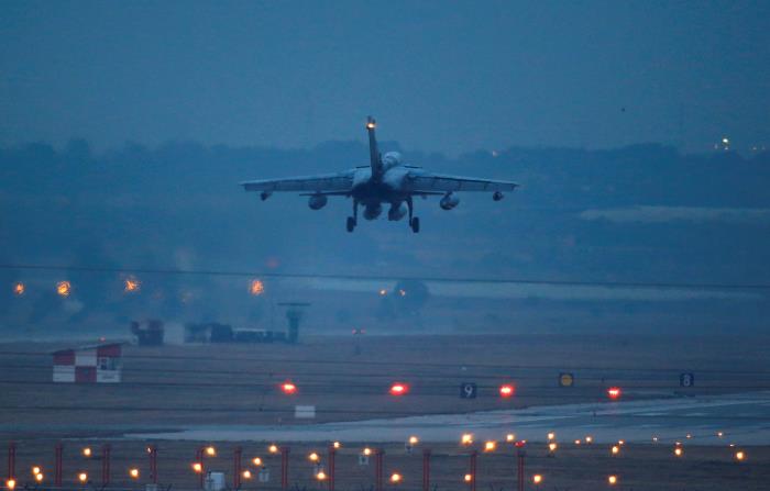 A German air force Tornado jet lands at an airba<em></em>se in Incirlik, Turkey, December 10, 2015. REUTERS/Umit Bektas/File Photo