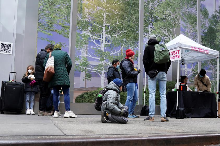 Travelers line up for a COVID-19 test during the coro<em></em>navirus disease (COVID-19) pandemic in the Manhattan borough of New York City, New York, U.S., November 26, 2021.  REUTERS/Carlo Allegri