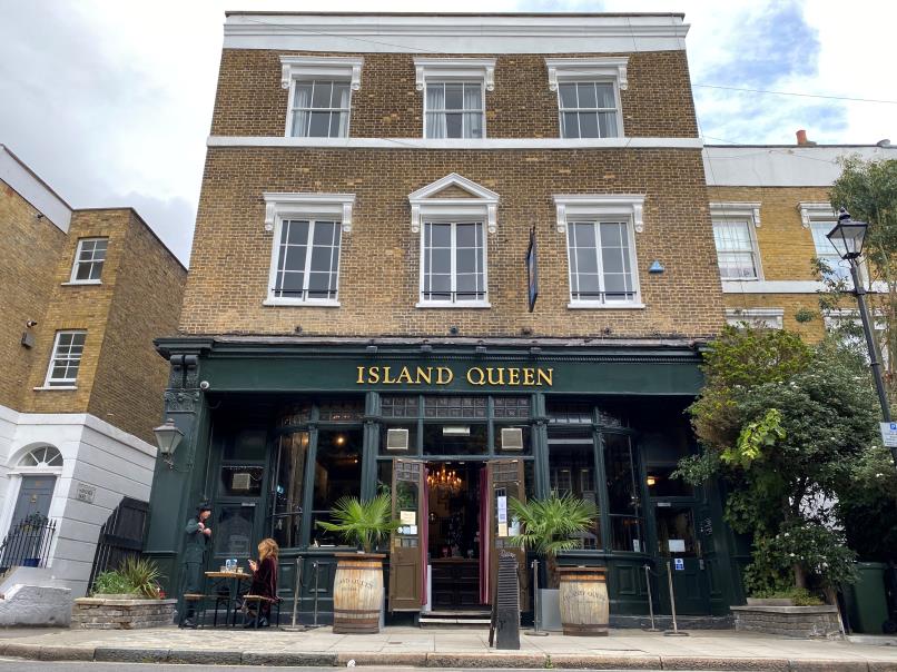 Customers are seen at a table outside The Island Queen pub, which is run by Mitchells & Butlers, amid the outbreak of the coro<em></em>navirus disease (COVID-19) in Islington, London, Britain, September 24, 2020. REUTERS/Simon Newman/File Photo