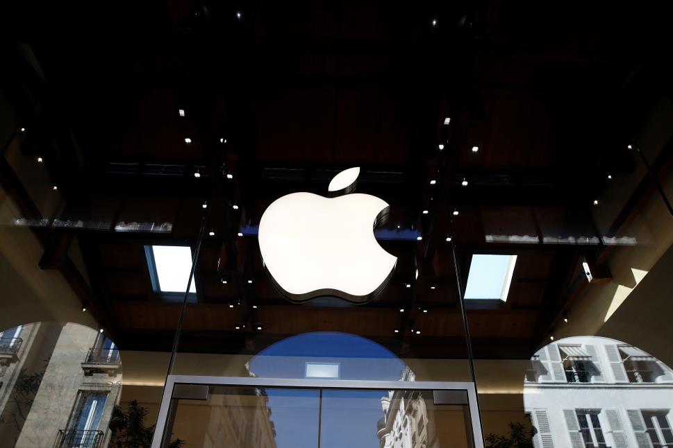 An Apple logo is pictured in an Apple store in Paris, France September 17, 2021. REUTERS/Go<em></em>nzalo Fuentes