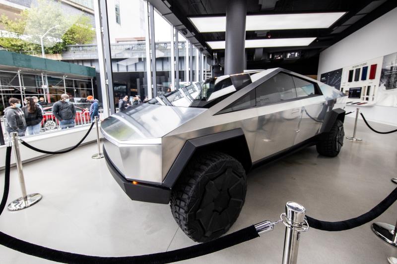 Tesla's Cybertruck is displayed at Manhattan's Meatpacking District in New York City, U.S., May 8, 2021. REUTERS/Jeenah Moon