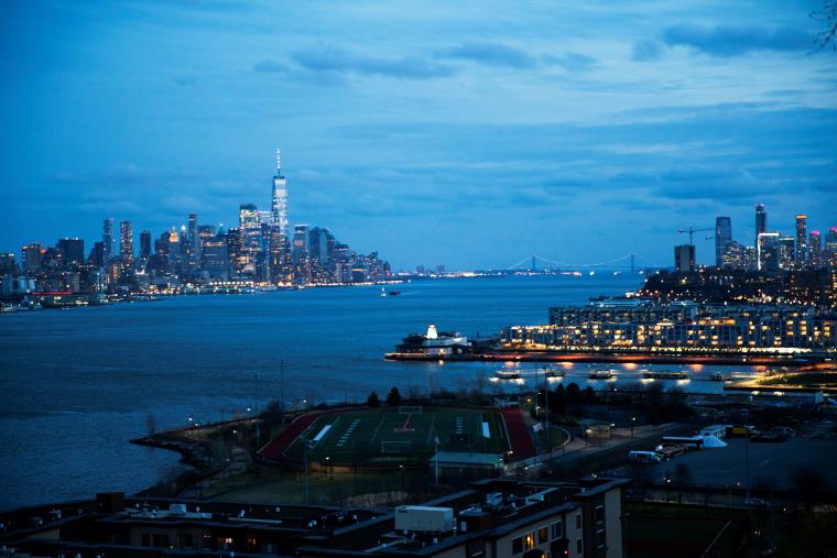 The One World Trade Center and the Financial District in New York are seen from a local park in Weehawken, New Jersey, as the coro<em></em>navirus disease (COVID-19) outbreak co<em></em>ntinues in New York, U.S., March 22, 2020.  REUTERS/Eduardo Munoz