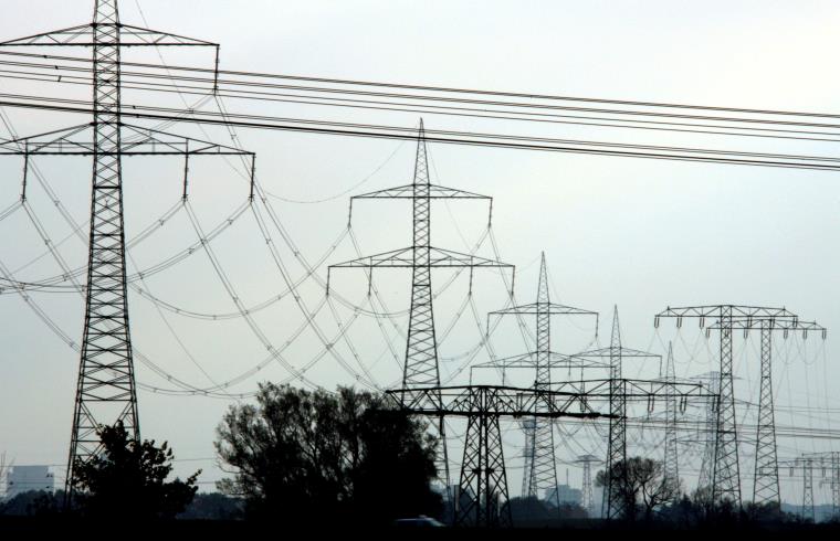 High-voltage power lines and electricity pylons pictured near Berlin, November 7, 2006. REUTERS/Pawel Kopczynski/File Photo