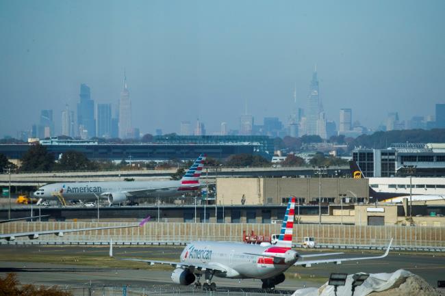 American Airlines planes taxi on the tarmac as the skyline of New York City is seen in the background from the JFK Internatio<em></em>nal Airport in New York, U.S.,  November 8, 2021. REUTERS/Eduardo Munoz/File Photo