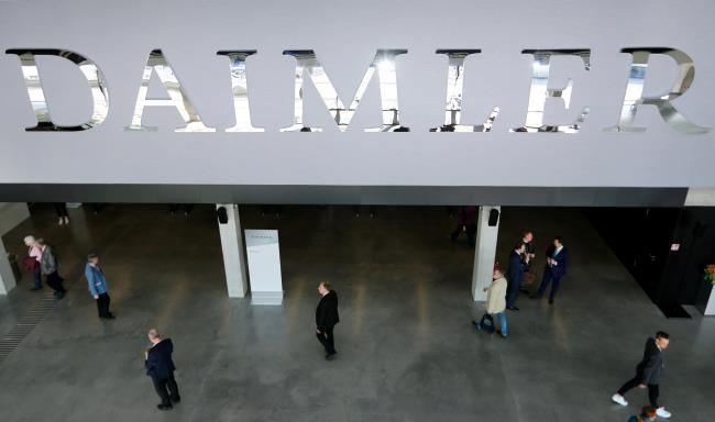 The Daimler logo is seen before the Daimler annual shareholder meeting in Berlin, Germany, April 5, 2018. REUTERS/Hannibal Hanschke/File Photo