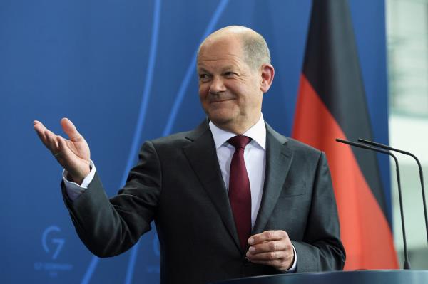 German Chancellor Scholz and Qatar's Emir Sheikh Tamim bin Hamad al-Thani attend news conference, in Berlin