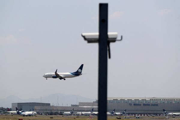 An AeroMexico airplane prepares to land on the airstrip at Benito Juarez internatio<em></em>nal airport in Mexico City