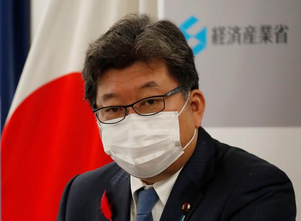 Japan's new Economy, Trade and Industry Minister Koichi Hagiuda wearing a protective mask amid the coro<em></em>navirus disease (COVID-19) outbreak, speaks at a news co<em></em>nference in Tokyo