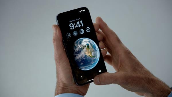 Apple’s senior vice president of software engineering Craig Federighi showcases iOS 16’s reimagined lock screen for WWDC 2022