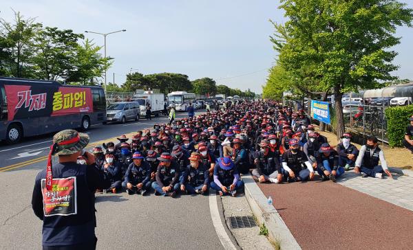 Members of the Cargo Truckers Solidarity unio<em></em>n attend a protest in front of Hyundai Motor's factory in Ulsan