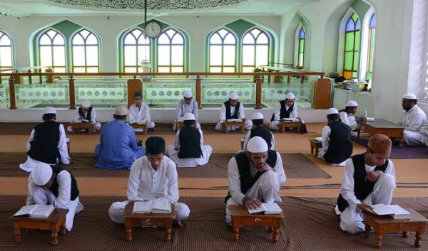 Indian Muslim students recite from the Quran in Jama Masjid Wazeer-un-Nissa during the mo<em></em>nth of Ramadan at Madrasa Imam Anwaarullah in Hyderabad on June 14, 2016. (AFP file photo)