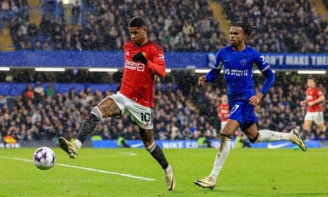 Marcus Rashford playing against Chelsea