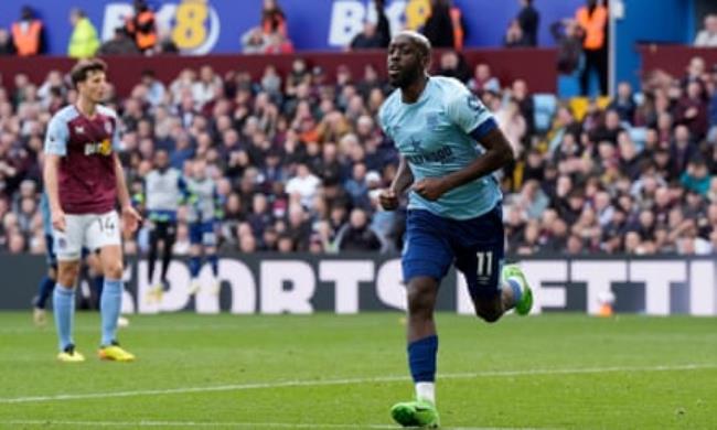 Yoane Wissa celebrates making it 3-2 to Brentford