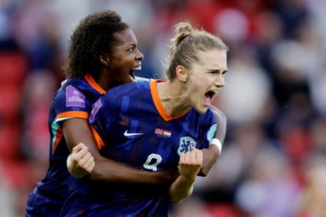 Vivianne Miedema (right) celebrates with Lineth Beerensteyn after scoring for the Netherlands against Norway