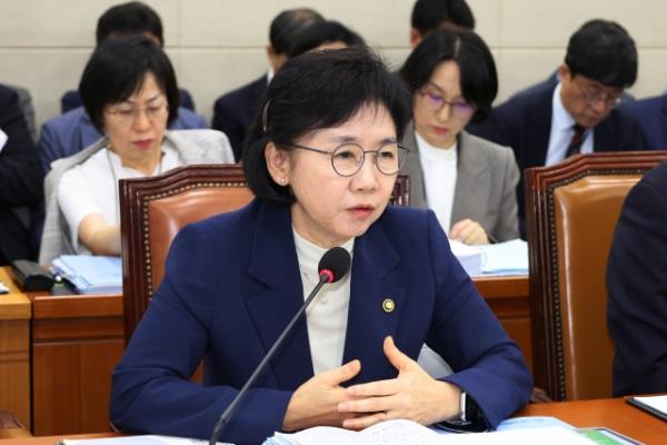 KDCA Commissio<em></em>ner Jee Young-mee respo<em></em>nds during a Natio<em></em>nal Assembly audit in Yeouido, Seoul, on Tuesday. (Yonhap)