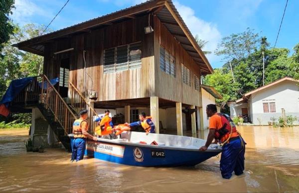 Fire Dept rescues 28 trapped in Baling floods