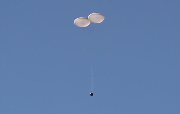 Balloons sent by North Korea, thought to be carrying garbage, are seen flying above Seoul on Friday. (Yonhap)