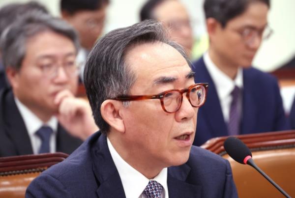 Foreign Minister Cho Tae-yul speaks to lawmakers during a parliamentary audit at the Natio<em></em>nal Assembly in western Seoul on Monday. (Yonhap)