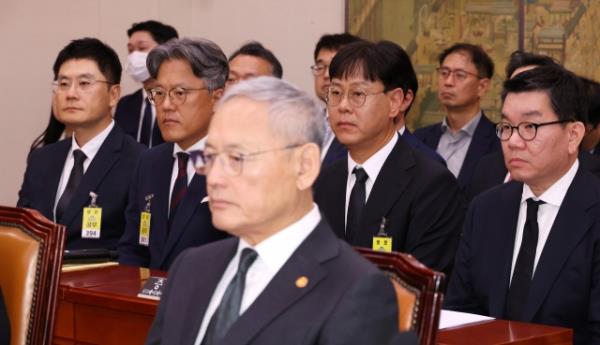 Culture Minister Yu In-chon (front), YG Entertainment CEO Yang Min-suk (left), SM Entertainment CEO Jang Cheol-hyuk (second from left), JYP Entertainment CEO Jimmy Jeong (second from right) and Weverse Co. CEO Joon Choi attend a Culture, Sports and Tourism Committee audit at the Natio<em></em>nal Assembly in Yeouido, Seoul, Mo<em></em>nday (Yonhap)