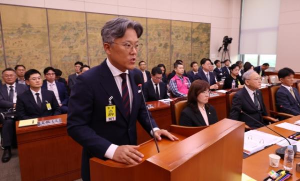 SM Entertainment CEO Jang Cheol-hyuk (at the podium) answers a lawmaker's question at a Natio<em></em>nal Assembly audit in Yeouido, Seoul, Monday. (Yonhap)