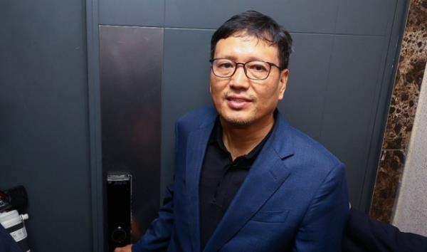 In this file photo from Aug. 1, Qoo10 CEO Ku Young-bae opens the door to his home as prosecutors prepare to raid his place as part of their investigation into financial trouble of Qoo10 affiliates Tmon and WeMakePrice. (Yonhap)