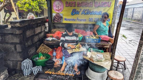 Bme<em></em>ta and you’ll miss it: Ibu Kirana is set up in a shack on a street corner and sells out by noon or one in the afternoon most days. — Picture by Ethan Lau