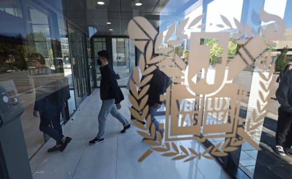 Officials from the Education Ministry on Wednesday afternoon launch an on-site inspection into Seoul Natio<em></em>nal University for approving leave of absence for striking medical students opposing the government's expansion plan. (Yonhap)