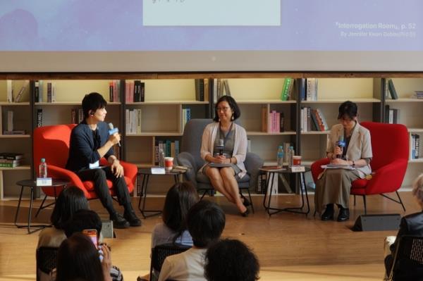 From left, moderator Heo Hee, poet Jennifer Kwon Dobbs and writer Cho Hae-jin speak during a talk on diaspora literature held at Myeongdong, central Seoul, Sunday. (Hwang Dong-hee/The Korea Herald)