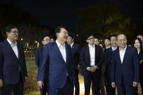 President Yoon Suk Yeol, center left, takes a walk with the ruling People Power Party leadership after a dinner meeting held in Yo<em></em>ngsan on Sept. 24. (Yonhap)